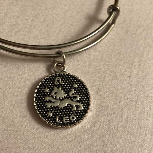 Leo Zodiac Silvertone Stretch Bangle Bracelet - Picture 2 of 7